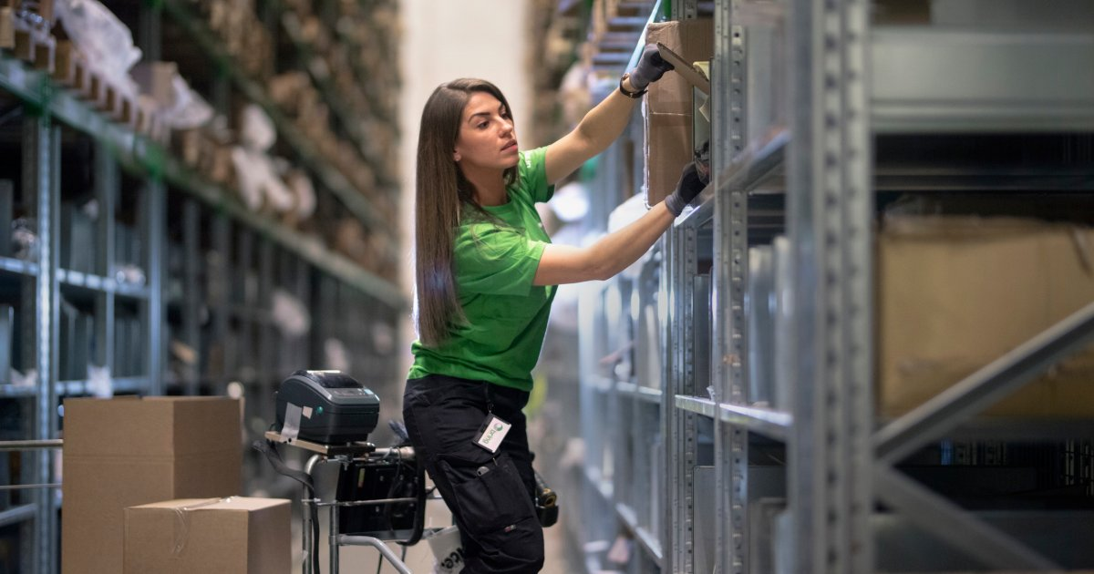 Posten Bring employee working in a warehouse